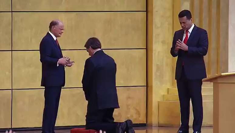 Presidente Jair Bolsonaro recebe unção do Bispo Edir Macedo no Templo de Salomão