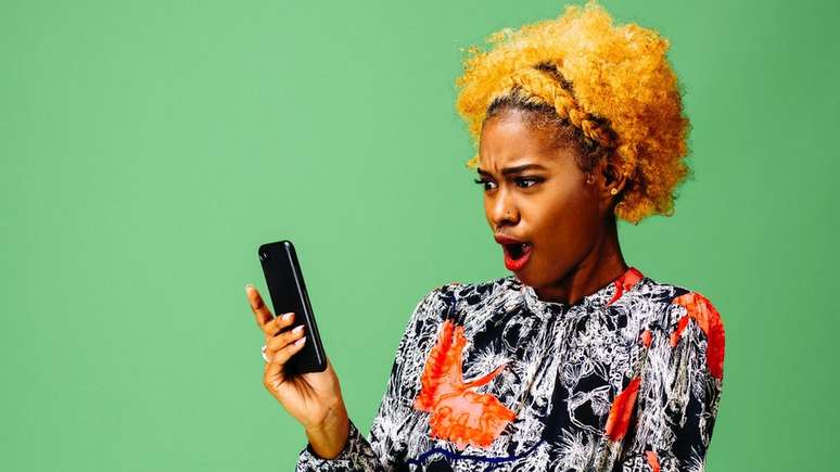 Pesquisas indicam que mulheres s&atilde;o desproporcionalmente afetadas pelo ass&eacute;dio em aplicativos de namoro, muitas vezes recebendo imagens expl&iacute;citas que n&atilde;o pediram