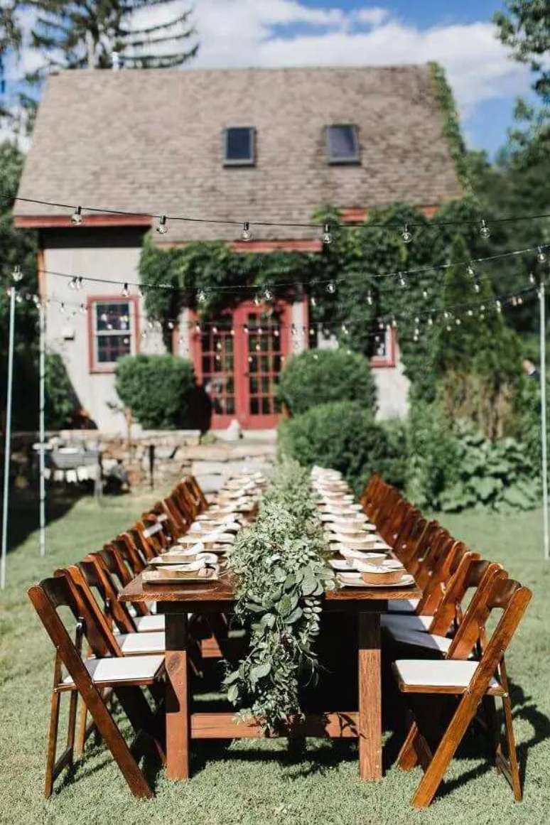 74. Decora&ccedil;&atilde;o de casamento no sitio com arranjos de folhagens para a mesa dos convidados &ndash; Foto: Pinterest