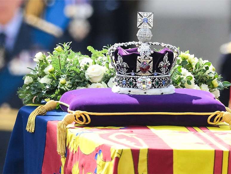 A Coroa Imperial do Estado em cima do caixão da rainha