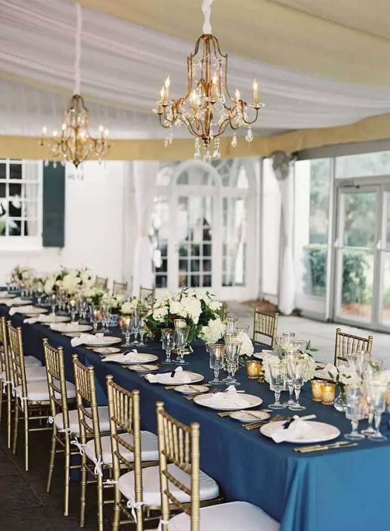 78. Decora&ccedil;&atilde;o de casamento de luxo em azul marinho e dourado &ndash; Foto: Pinterest