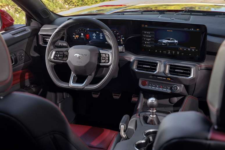 Ford Mustang 2023 traz quadro de instrumentos digital.