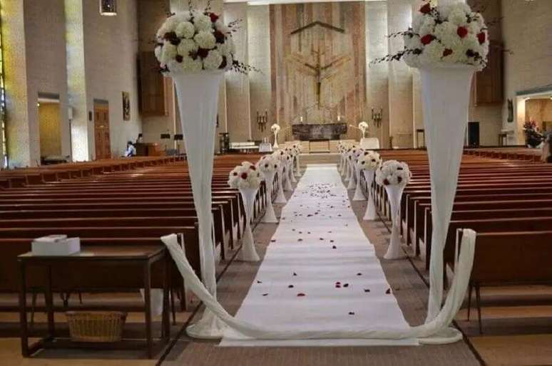 54. Decora&ccedil;&atilde;o de casamento na igreja com rosas brancas e vermelhas