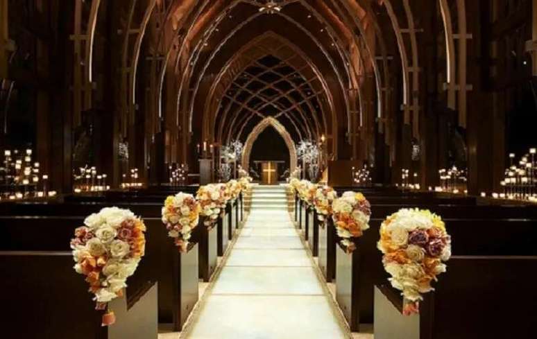 36. Decora&ccedil;&atilde;o de casamento em igreja com muitas rosas