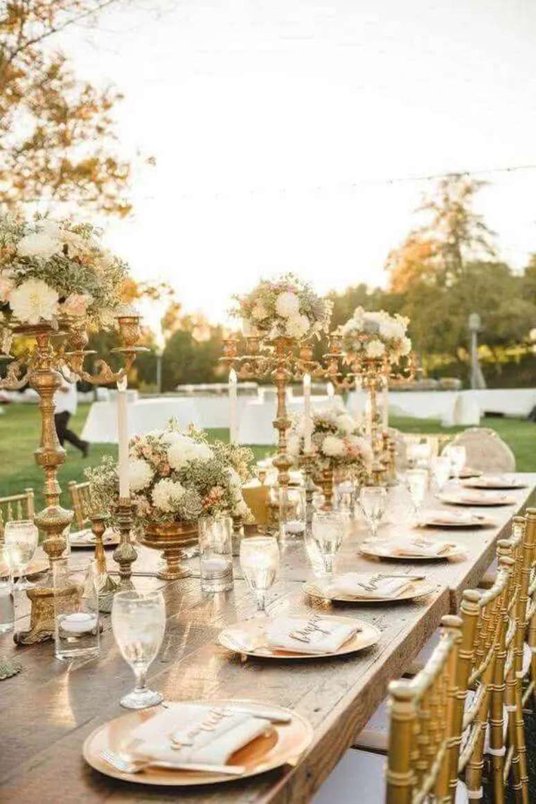 21. O dourado pode trazer muita sofistica&ccedil;&atilde;o &agrave; decora&ccedil;&atilde;o de casamento