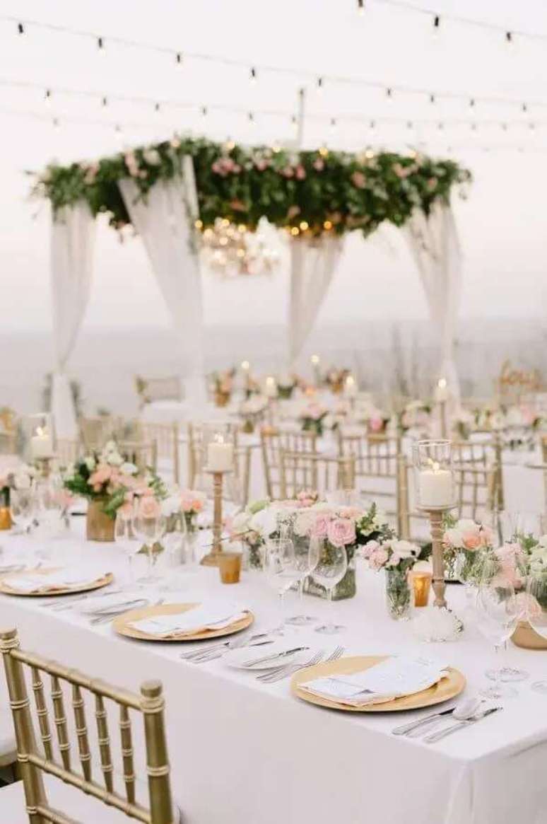 83. Decora&ccedil;&atilde;o de festa de casamento branco e dourado com arranjo de rosas &ndash; Foto: Magazine Feminina