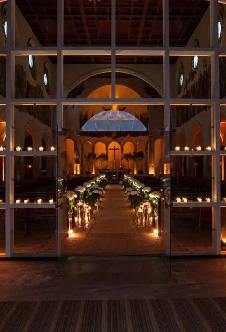 4. A decora&ccedil;&atilde;o de igreja para casamento com velas pode deixar o ambiente mais intimista e rom&acirc;ntico.