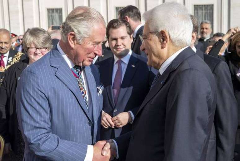 Charles III, então príncipe de Gales, com o presidente Sergio Mattarella no Vaticano, em outubro de 2019