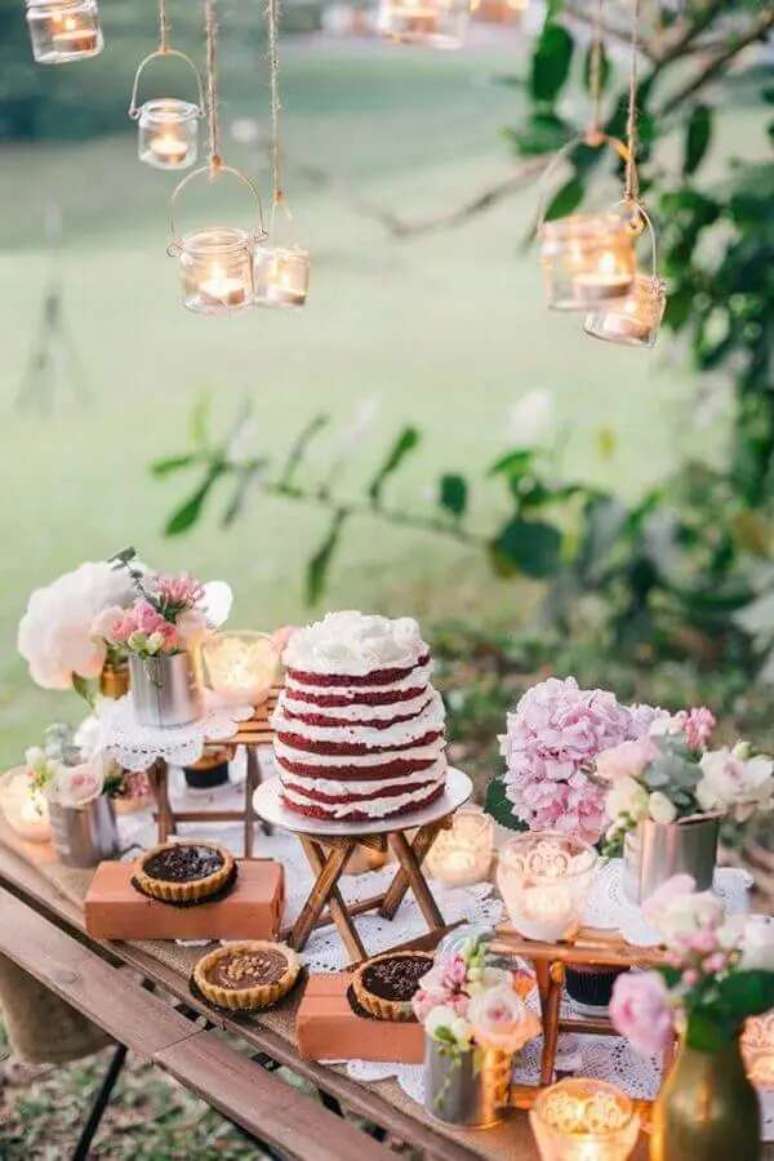 43. Decora&ccedil;&atilde;o de mesa de casamento com bolo red velvet e lumin&aacute;rias suspensas