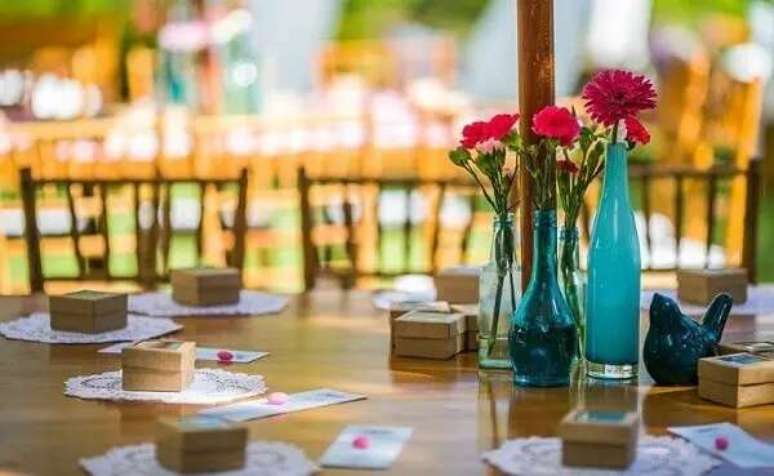 62. Na decora&ccedil;&atilde;o de casamento em &aacute;rea externa, as lembrancinhas foram colocadas em cada assento. Fonte: Berries And Love