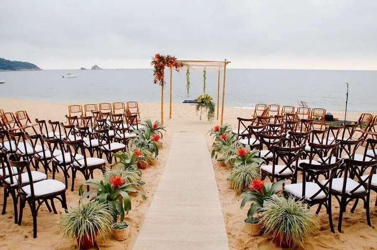 87. Vasos de plantas para decora&ccedil;&atilde;o de casamento ao ar livre &ndash; Foto: Inesquec&iacute;veis Casamentos