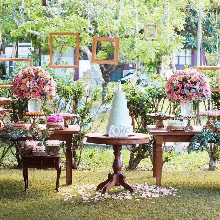 82. Decora&ccedil;&atilde;o de festa de casamento ao ar livre com arranjo de flores coloridas e mesas de madeira &ndash; Foto: Frank Ribeiro Eventos