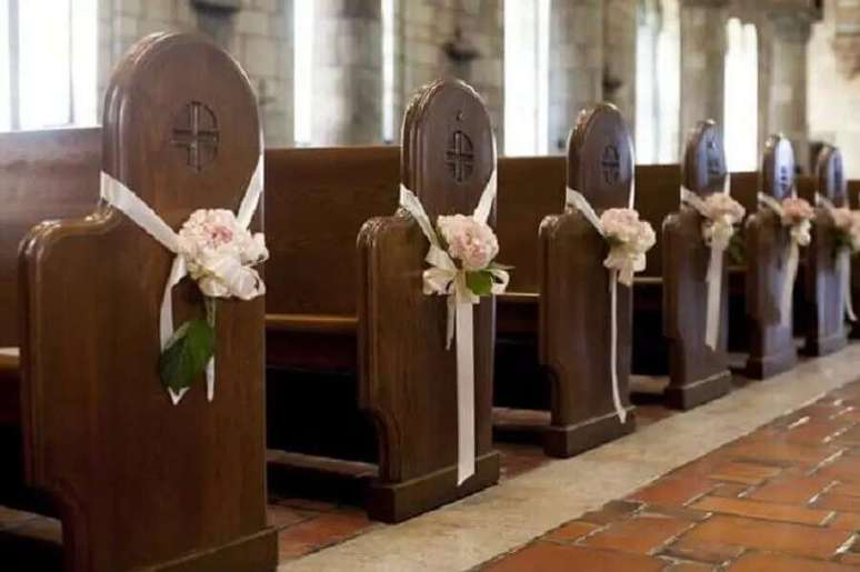 30. Decora&ccedil;&atilde;o de igreja para casamento com detalhes delicados