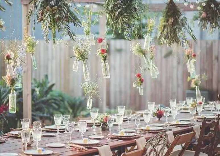 68.&nbsp; As garrafas de vidro transparente complementam a decora&ccedil;&atilde;o de casamento moderno. Fonte: Guia Casar Bem