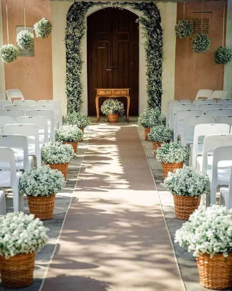 7. Ideia de decora&ccedil;&atilde;o de casamento em casa com arranjos de flores simples &ndash; Foto: Pinterest