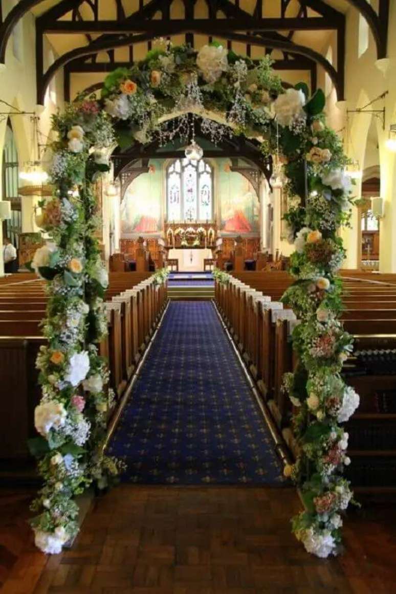 31. Arco de flores para decora&ccedil;&atilde;o de casamento na igreja