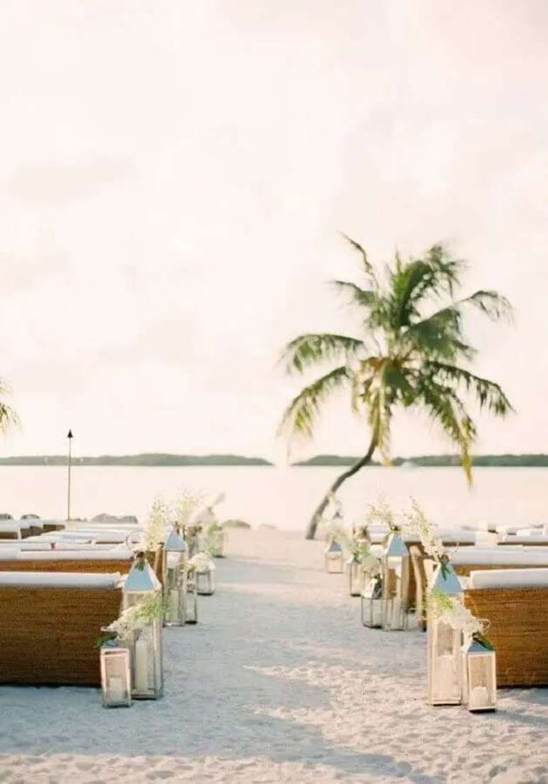 81. Velas para decora&ccedil;&atilde;o de casamento ao ar livre na praia &ndash; Foto: WeddBook