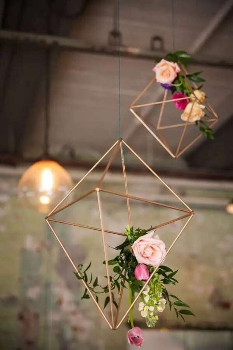64. Na decora&ccedil;&atilde;o de casamento foram utilizados prismas met&aacute;licos com flores penduradas no teto. Fonte: Pinterest
