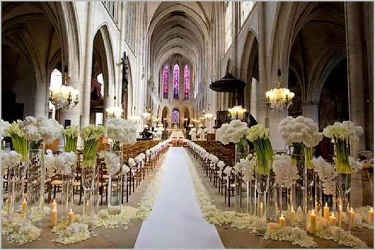 39. Linda e inspiradora decora&ccedil;&atilde;o de igreja para casamento em tons de branco