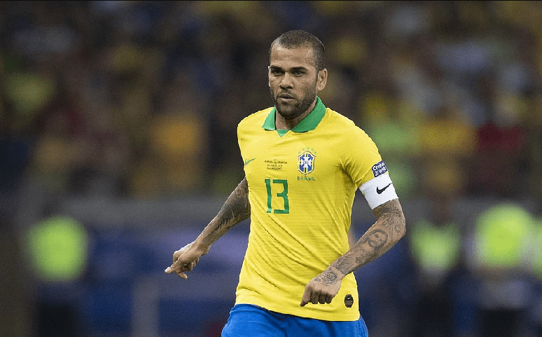 Ao ser convocado, Daniel Alves perde balada vip que montou para jogos da Seleção