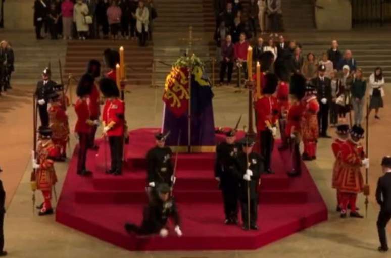 Guarda caiu durante o velório da rainha Elizabeth em Londres