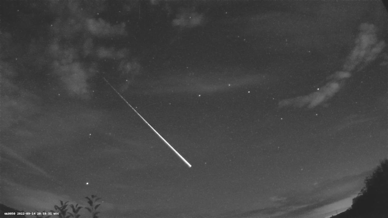 Rede de meteoros do Reino Unido publica imagem de "bola de fogo" no céu