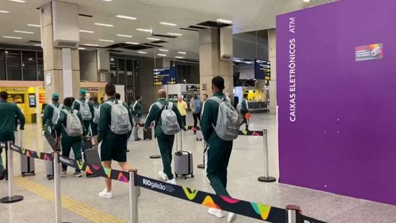 Jogadores do Fluminense passaram sem falar com a imprensa (Foto: Luiza Sá)