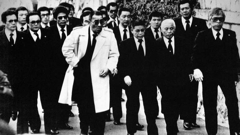 Grupo de mafiosos em T&oacute;quio, em 1960, no auge da Yakuza