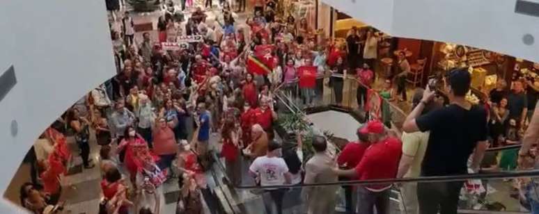 Petistas fazem manifestação relâmpago em shopping de Brasília 