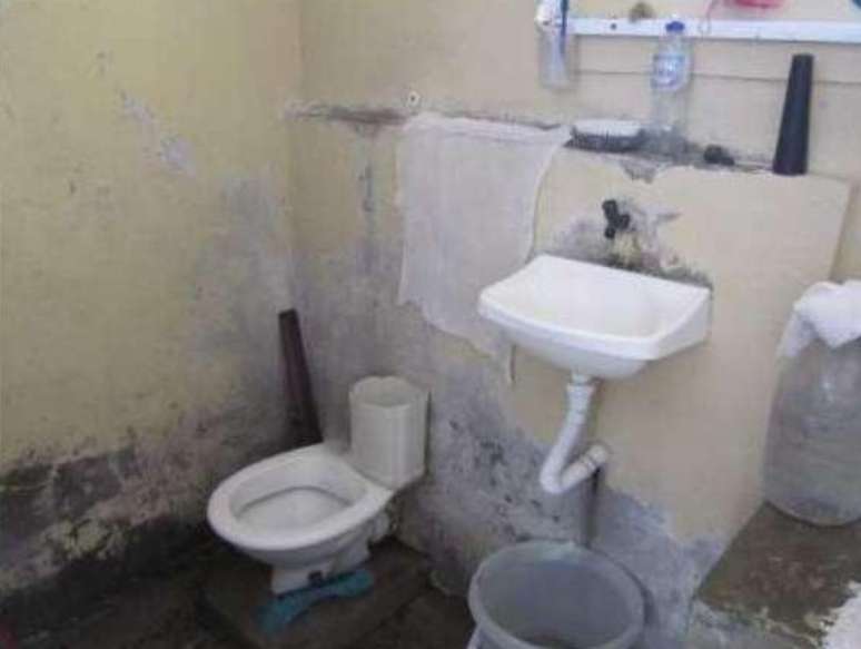 Banheiro em cela na penitenciaria de Mogi Guaçu não tem chuveiro.