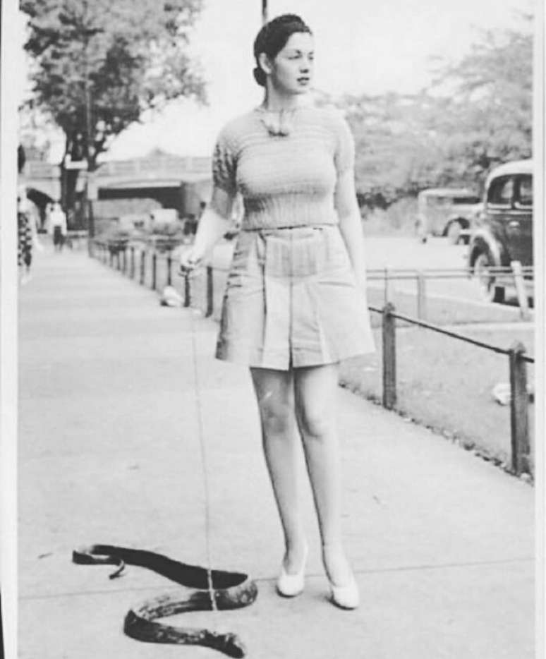 Foto da dançarina burlesca Miss Zorita passeando com sua cobra em 1940