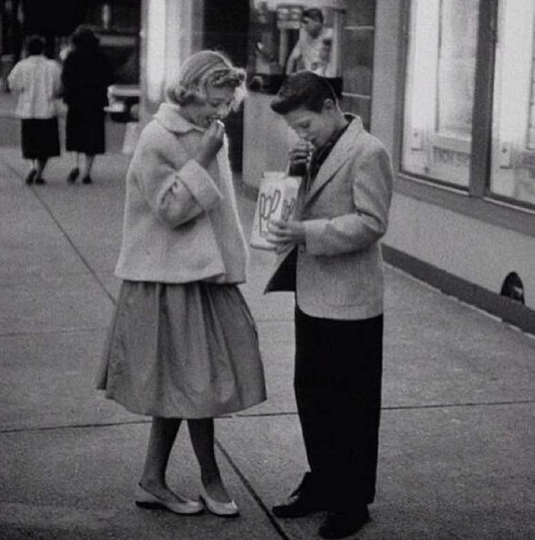 Adolescentes dos anos 1950 indo a um encontro