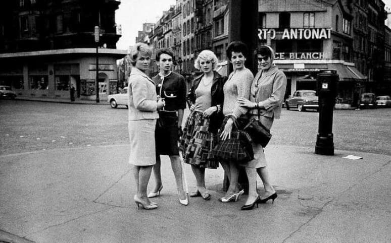 Grupo de mulheres transsexuais em Paris, em 1959