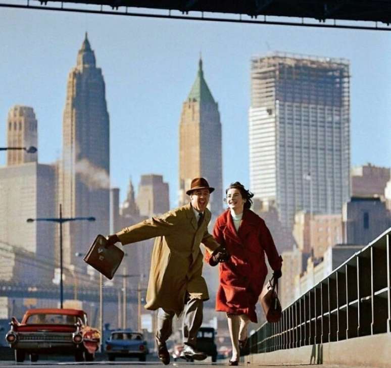 Fotografia de duas pessoas correndo por uma rua em Nova York, em 1960