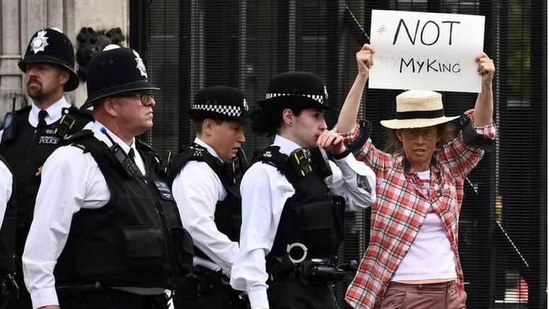 Manifestante segura cartaz onde se lê "não é o meu rei" em inglês. O apoio à monarquia vem caindo, mas ainda existe entre a maioria da população