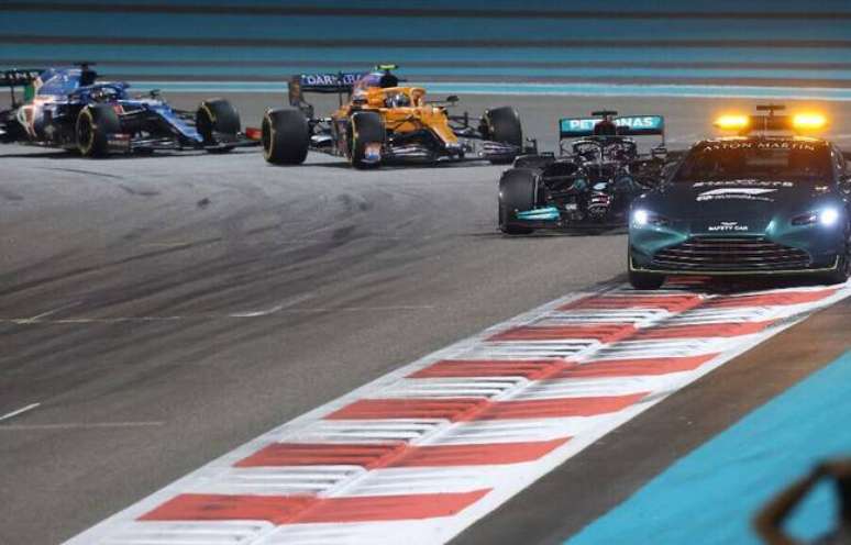 A polêmica entrada do safety-car no fim do GP de Abu Dhabi 