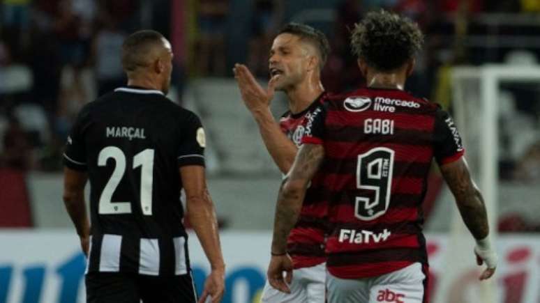 Flamengo quer manter supremacia contra Fluminense, que busca