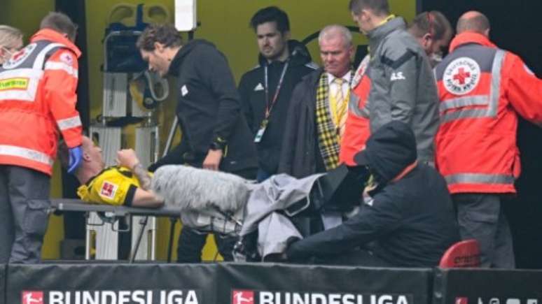 Reus deixou o campo chorando após lesão (Foto: SASCHA SCHUERMANN / AFP)