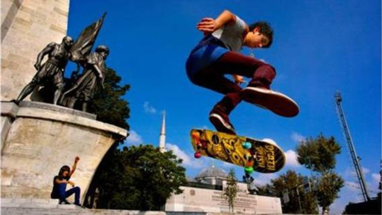 Jovem faz manobra com skate