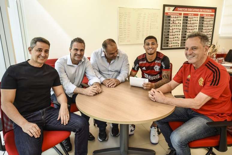 João Gomes posa para foto com o empresário Carlos Leite e dirigentes do Flamengo (Foto: Marcelo Cortes / Flamengo)