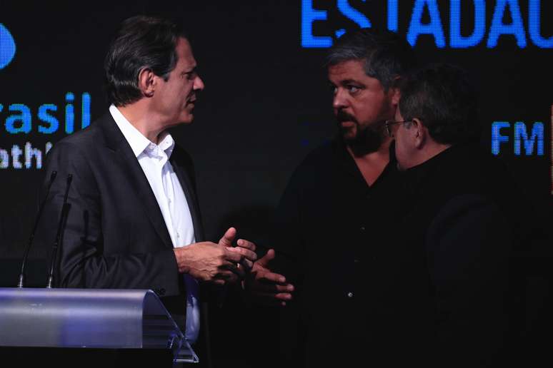 Fernando Haddad (PT) durante prepartivos para o debate 