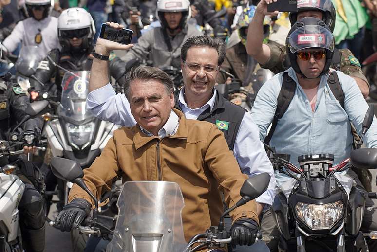 O presidente da República e candidato à reeleição, Jair Bolsonaro (PL)(c), participa de uma motociata com apoiadores em Santa Cruz do Capibaribe, no Agreste Pernambucano, na manhã deste sábado, 17 de setembro de 2022.