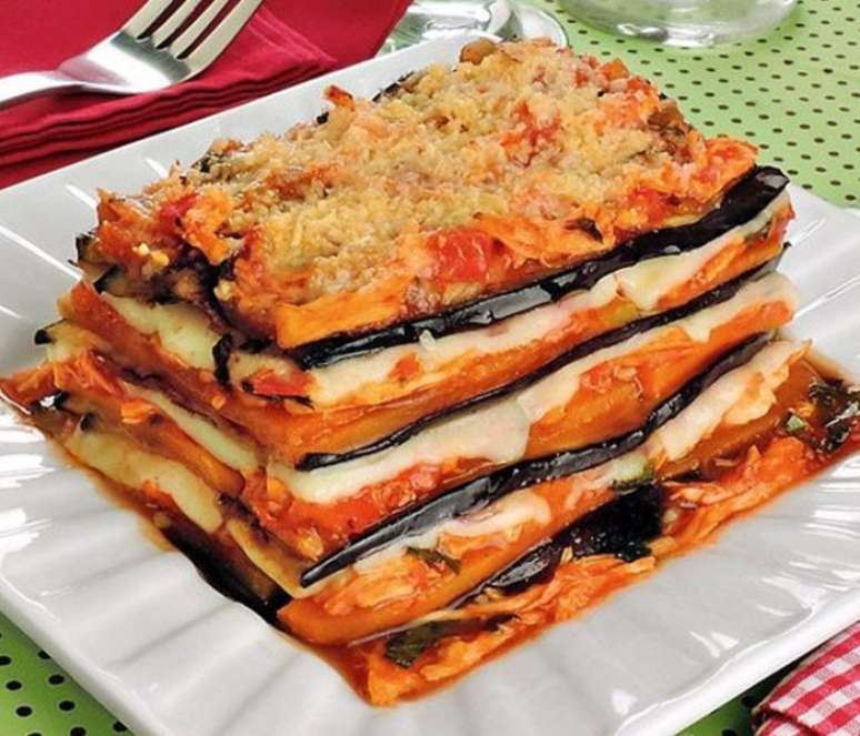 Lasanha de berinjela e frango (Reprodu&ccedil;&atilde;o / Guia da Cozinha)