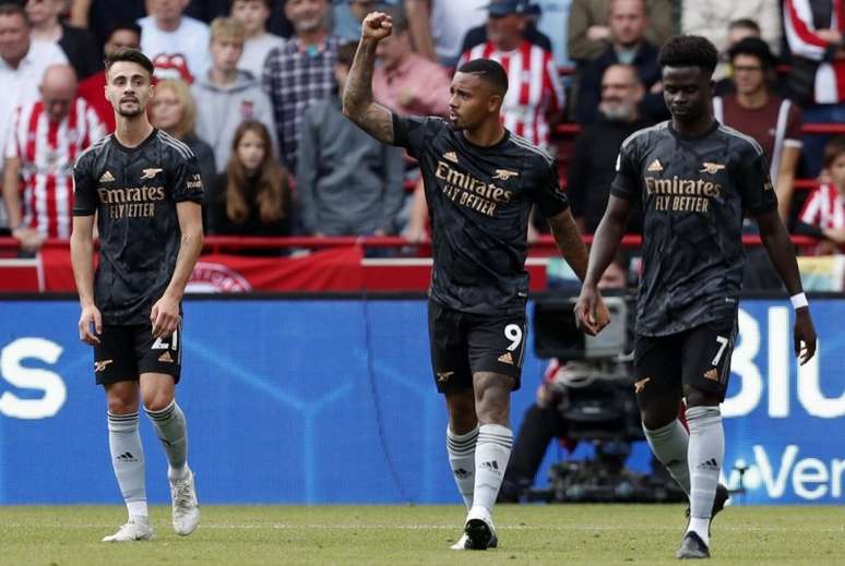 Arsenal vence Brentford com gol no fim e é novo líder do Inglês