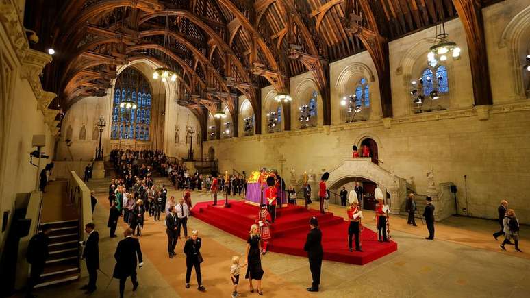 Corpo da rainha está sendo velado em câmara ardente de Westminster