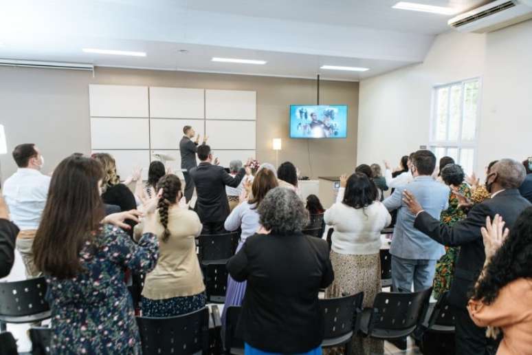 Testemunhas de Jeová acompanham vídeo do lançamento da Bíblia em Libras. Foto: Divulgação.