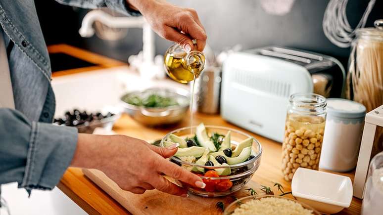 Azeite de oliva pode ser usado em pratos quentes e frios, garantem pesquisas recentes