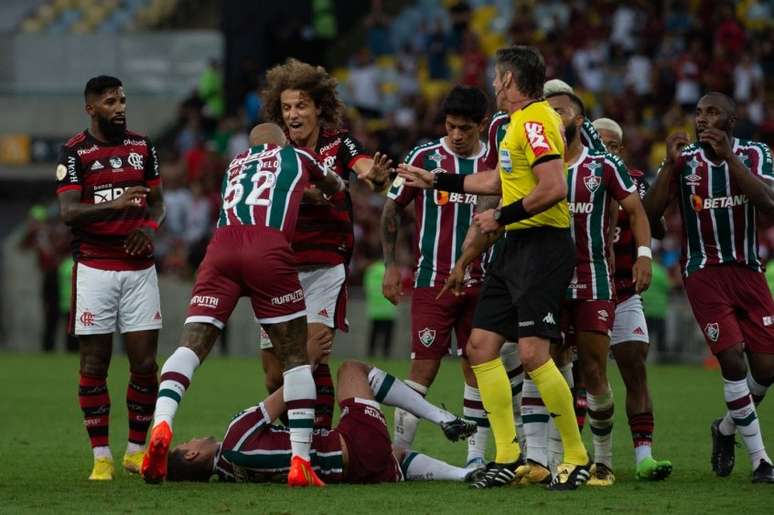 Jogo entre as equipes teve muitas confusões e expulsões (Foto: Armando Paiva / LANCEPRESS!)