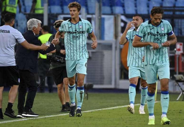 Jogadores da Atalanta celebram gol sobre a Roma