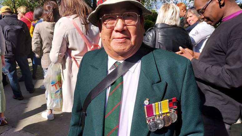 Veterano do Exército britânico nascido no Nepal exibe suas medalhas com o rosto da rainha, que conheceu em 1976